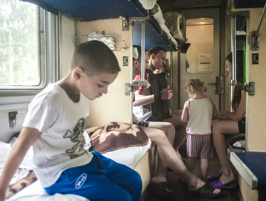 Что взять в поезд для комфортной поездки: список вещей и еды по мнению бывалых