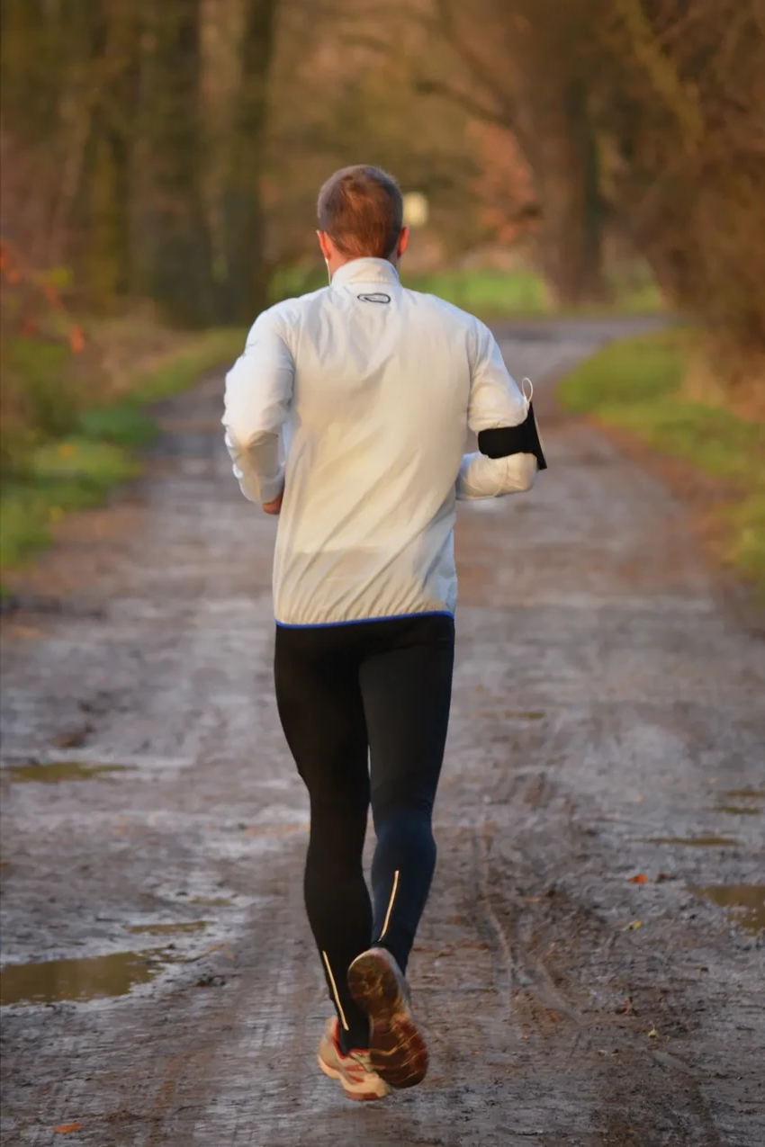 Осенние пробежки в дождь: как выбрать обувь и сохранить комфорт