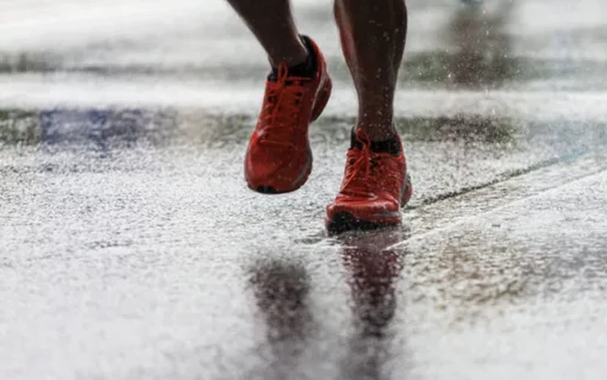 Осенние пробежки в дождь: как выбрать обувь и сохранить комфорт