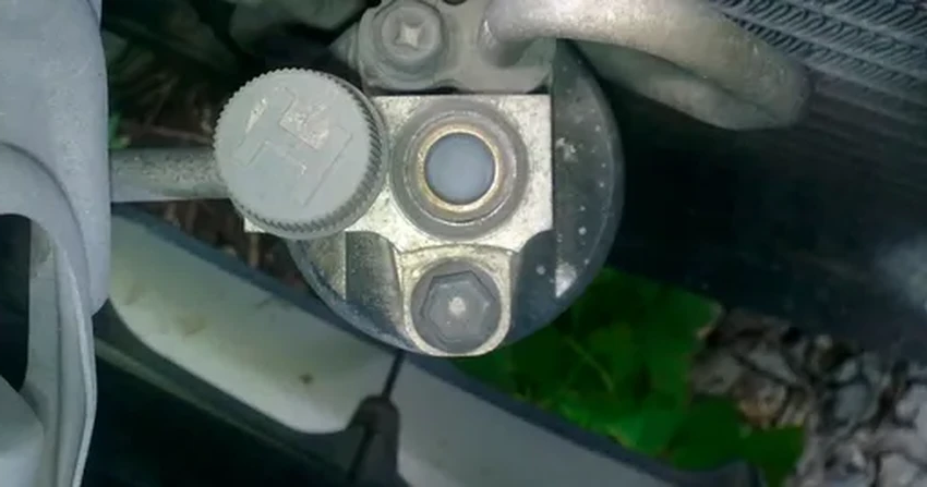 Как проверить фреон в автомобильном кондиционере: признаки утечки и методы диагностики