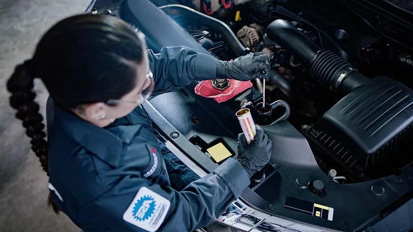 Как проверить фреон в автомобильном кондиционере: признаки утечки и методы диагностики