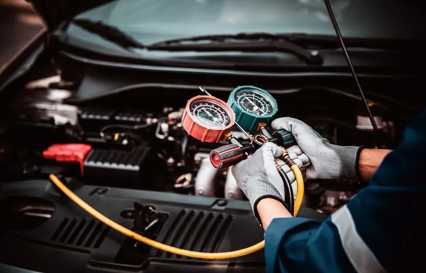 Как проверить фреон в автомобильном кондиционере: признаки утечки и методы диагностики