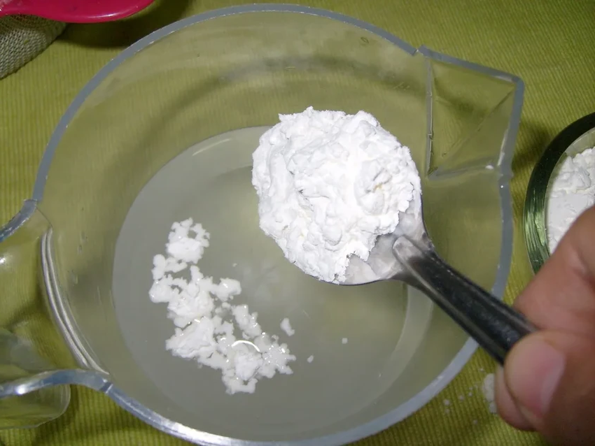 Не только для готовки: 6 бытовых лайфхаков с кукурузным крахмалом для дома