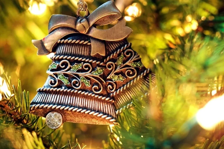 Кошка против ёлки: 4 работающих способа сохранить новогоднее дерево