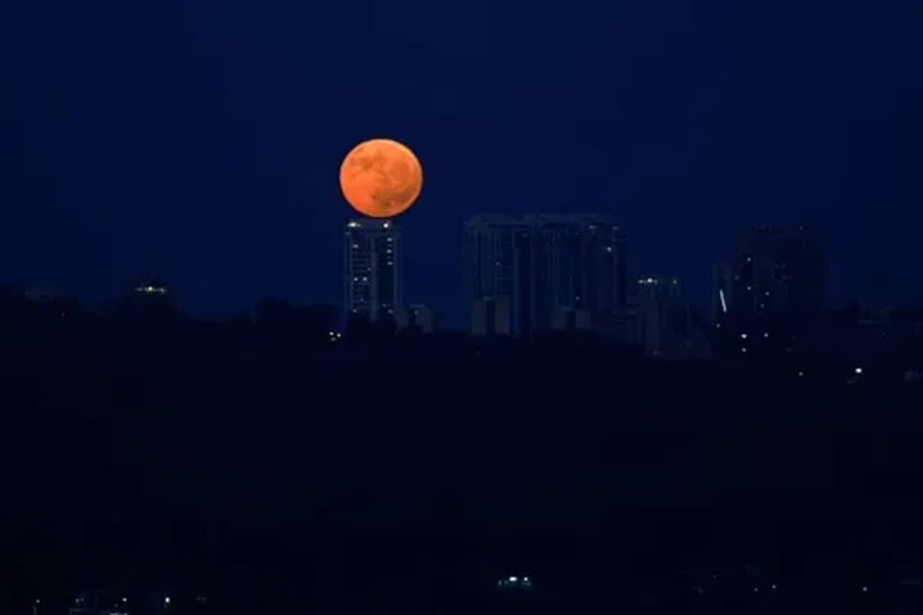 Голубая суперлуна 2024: редкое астрономическое событие и лучшие фото со всего мира