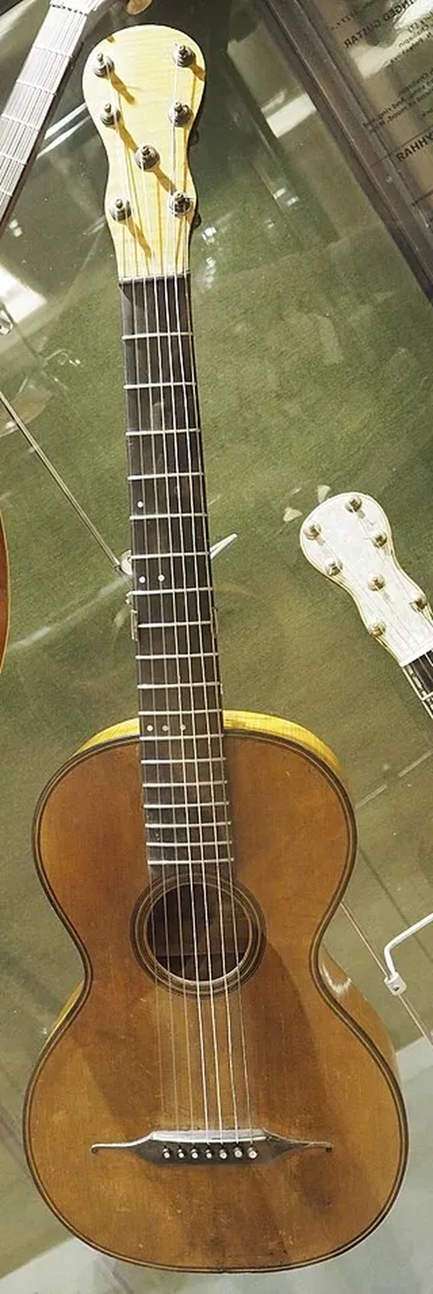 Почему в России гитара была семиструнной, а в мире — шестиструнной