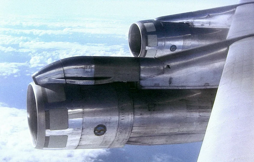 Почему у современных самолетов двигатели висят под крылом?