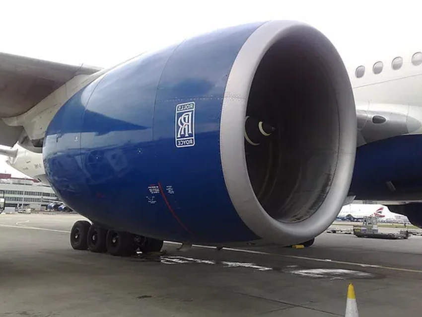 Зачем на самолетных двигателях странные треугольники: простой ответ по аэродинамике