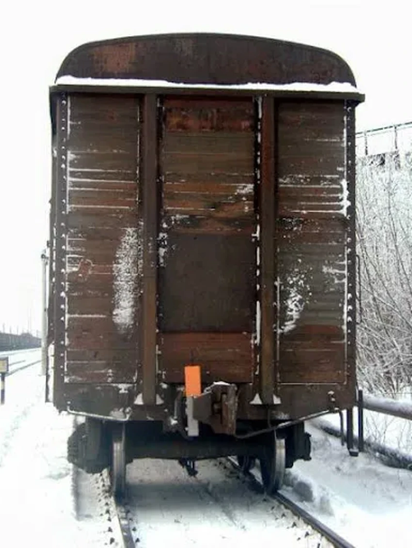 Зачем на последнем вагоне грузового поезда установлен оранжевый «чёрный ящик»?