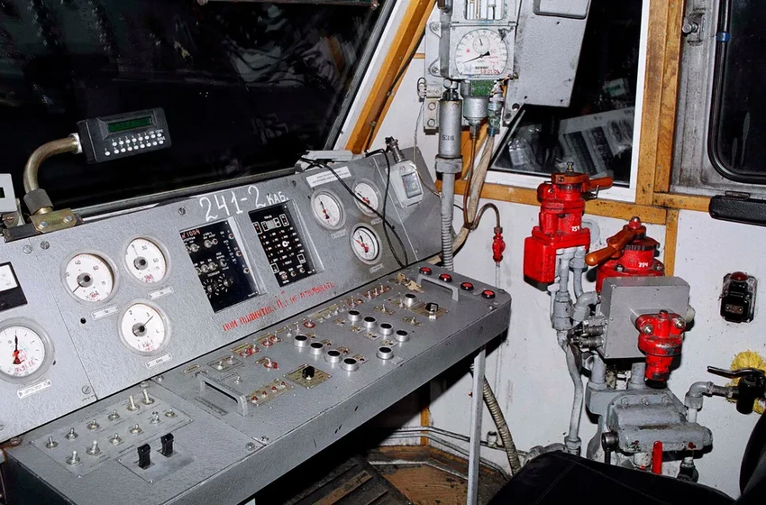 Зачем на последнем вагоне грузового поезда установлен оранжевый «чёрный ящик»?