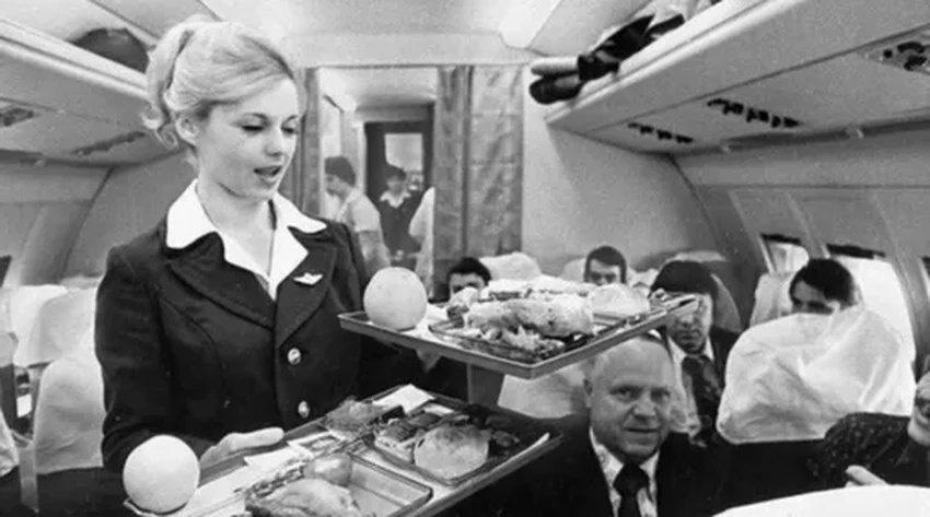 Ту-114: летающий дворец с рестораном, спальными купе и винтовой лестницей