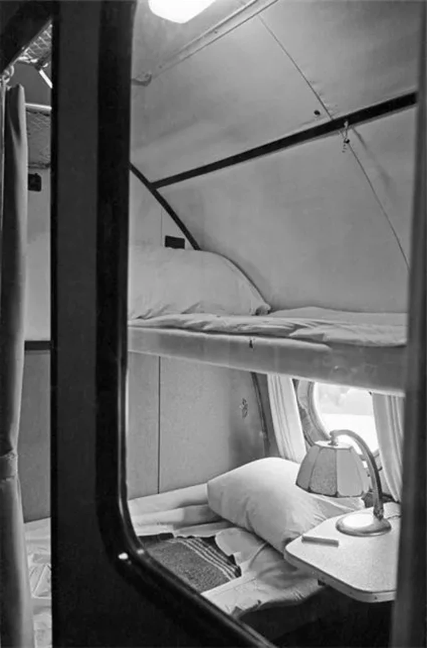 Ту-114: летающий дворец с рестораном, спальными купе и винтовой лестницей