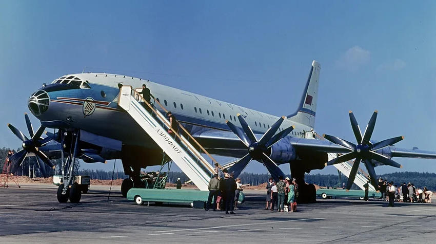 Ту-114: летающий дворец с рестораном, спальными купе и винтовой лестницей