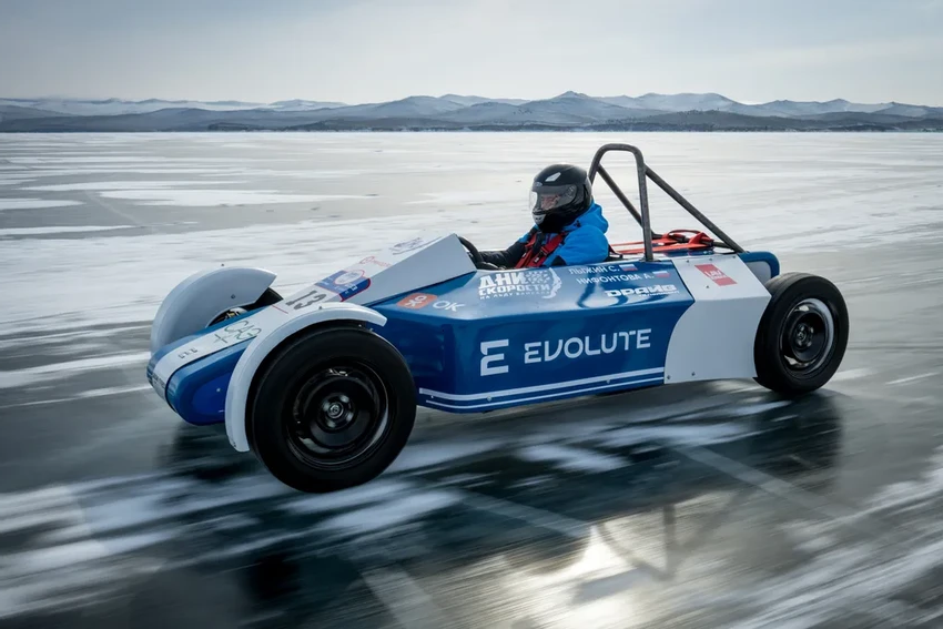 Лед, скорость и мощь: как спорткары ставят рекорды на байкальском льду