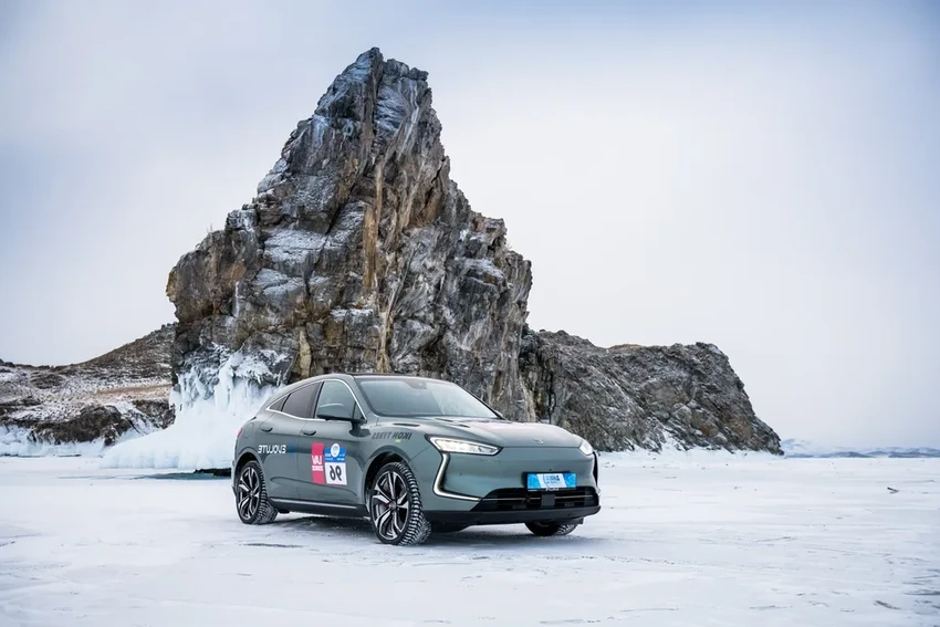 Лед, скорость и мощь: как спорткары ставят рекорды на байкальском льду