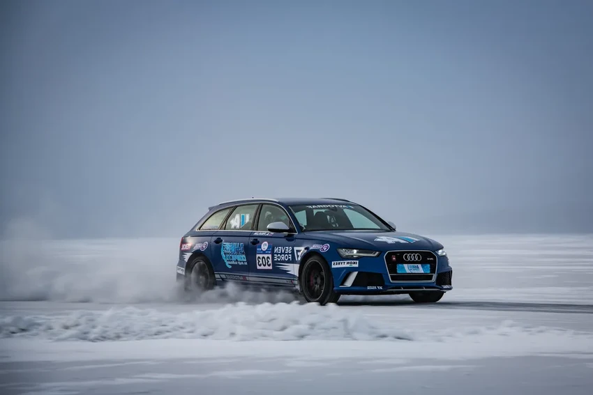 Лед, скорость и мощь: как спорткары ставят рекорды на байкальском льду