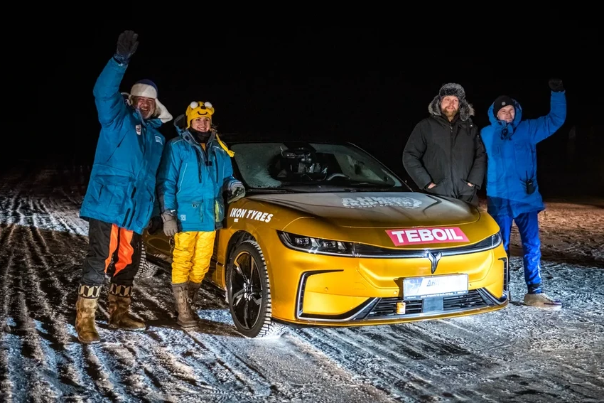 Лед, скорость и мощь: как спорткары ставят рекорды на байкальском льду