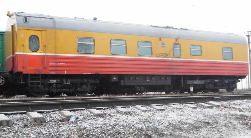 Зачем среди грузовых вагонов едет один с решетками на окнах?