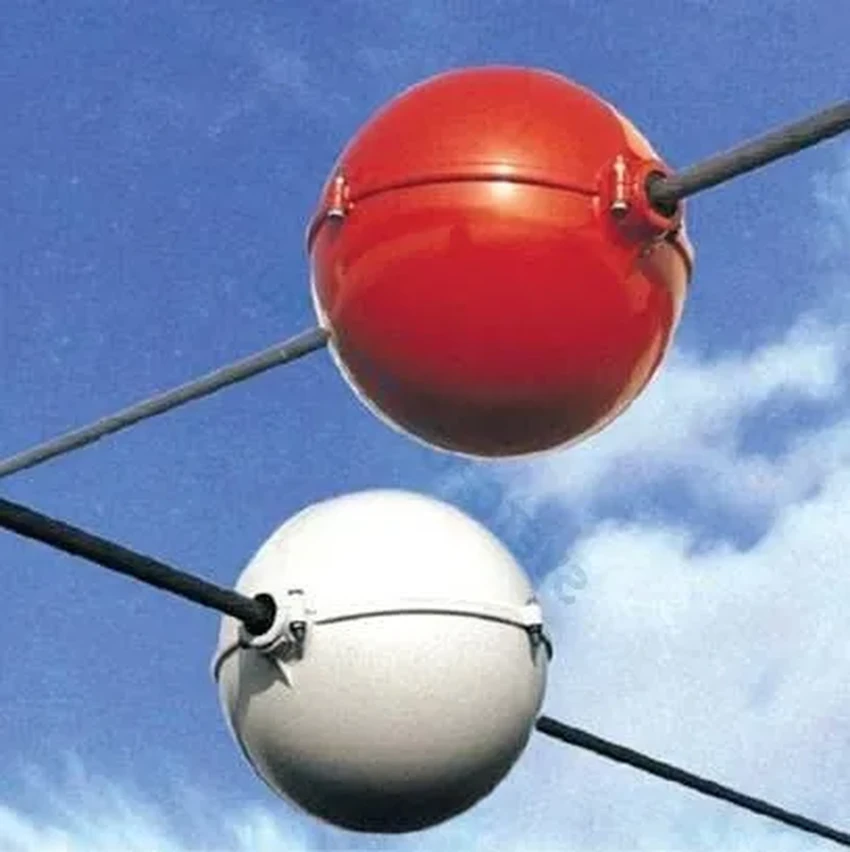 Зачем на линиях электропередач вешают цветные шары: ответ для любознательных