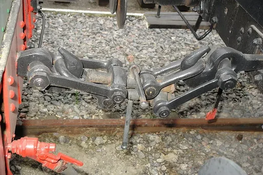 Зачем вагонам были нужны буферы и почему от них отказались