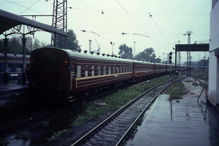 Цвета фирменных поездов СССР: от синей «Стрелы» до красного «Урала»