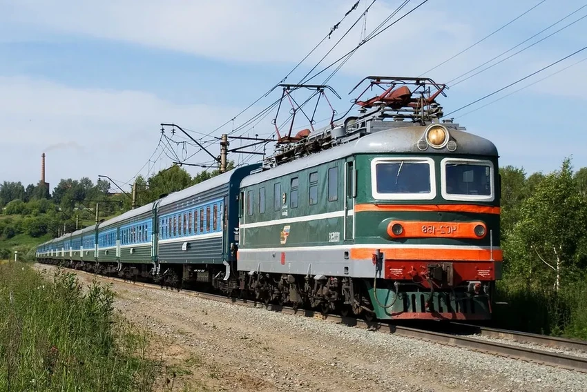 Цвета фирменных поездов СССР: от синей «Стрелы» до красного «Урала»