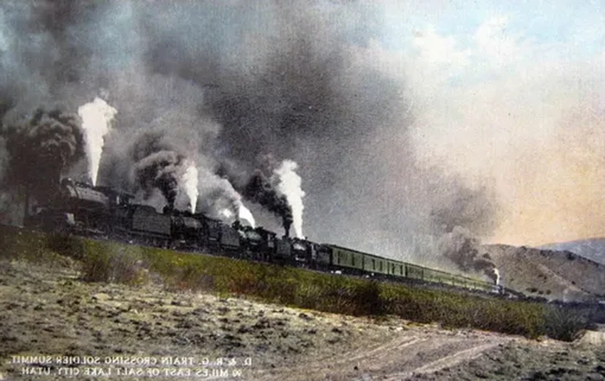 Зачем поездам локомотив сзади? История и опасности работы толкачей