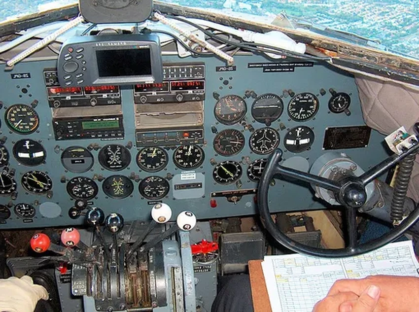 Почему у пилотов кресло слева, а у машинистов справа: неочевидные причины