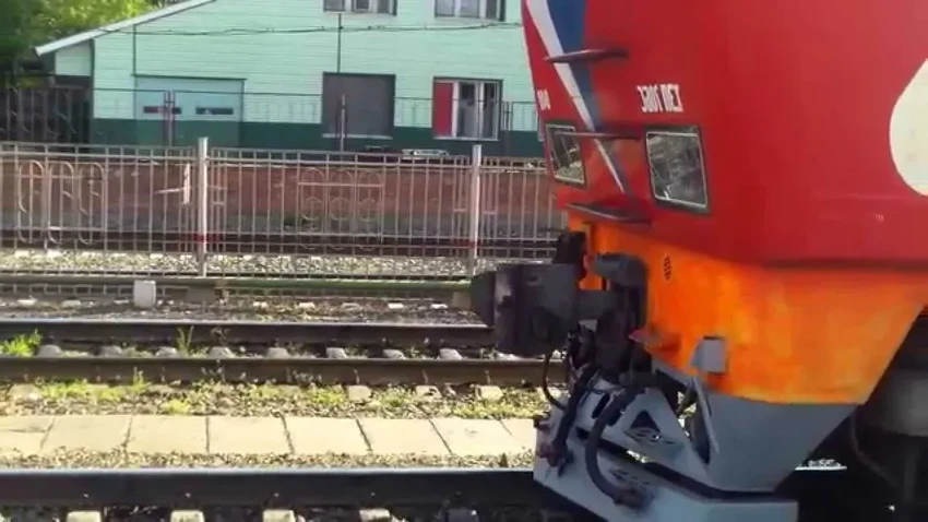 Зачем в середину поезда встраивают локомотивы и как ими управлять