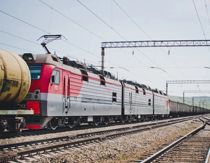 Зачем в середину поезда встраивают локомотивы и как ими управлять