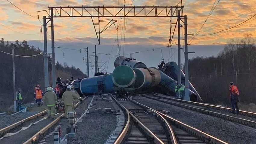 Зачем в середину поезда встраивают локомотивы и как ими управлять