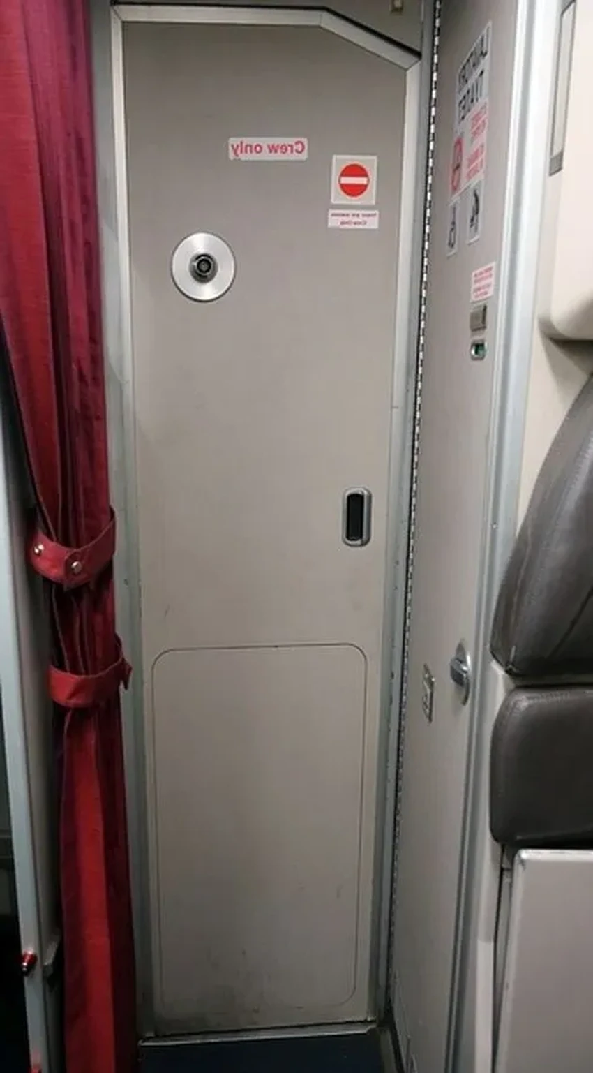 Как пилоты покидают кабину, если аварийная дверь заблокирована