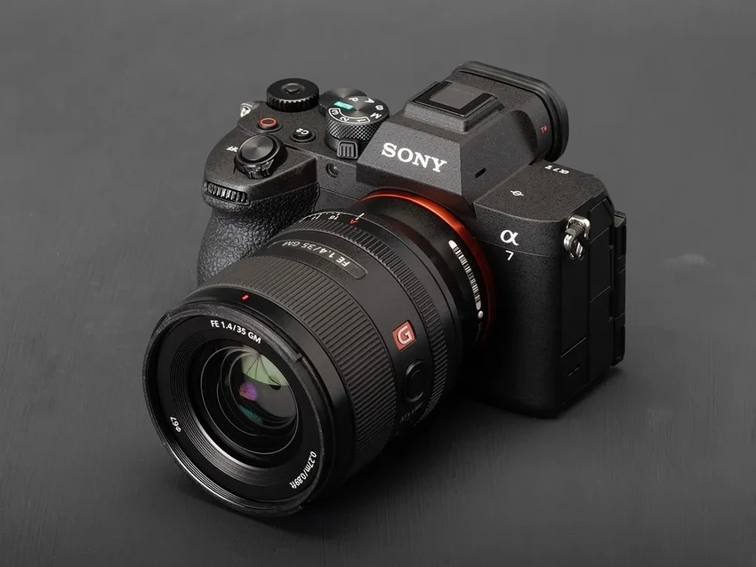 Лучшие камеры 2025 года: чем отличились Nikon, Sony и Canon