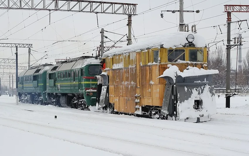 Как чистят железные дороги от снега: 6 типов спецтехники от клина до турбины
