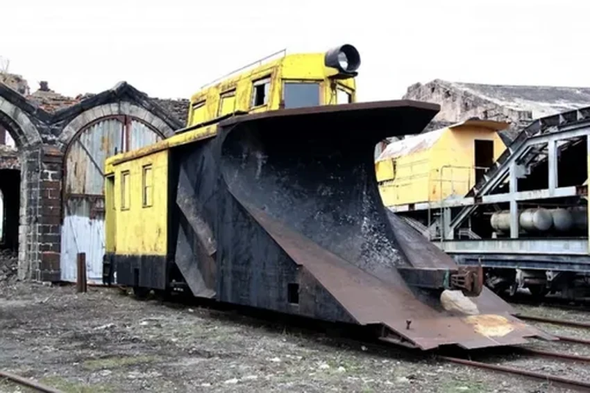 Как чистят железные дороги от снега: 6 типов спецтехники от клина до турбины