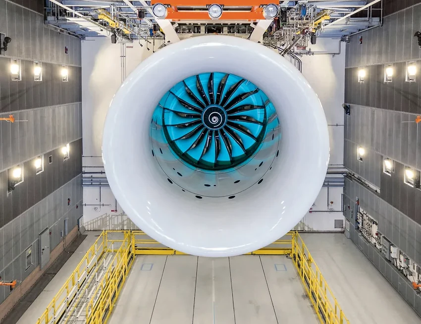 Новости науки и техники: биотопливо для самолётов, гигантский двигатель и звёзды без голов