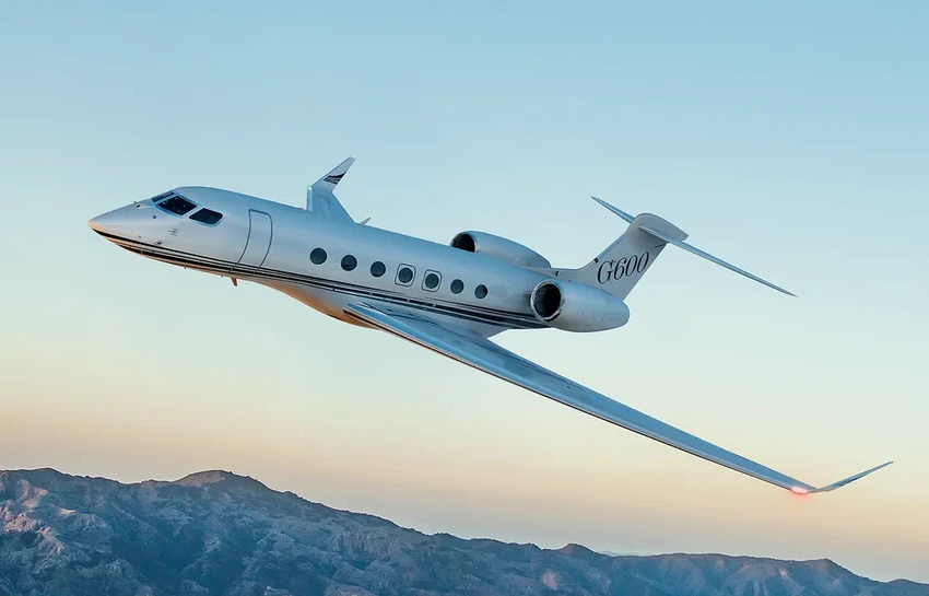 Новости науки и техники: биотопливо для самолётов, гигантский двигатель и звёзды без голов