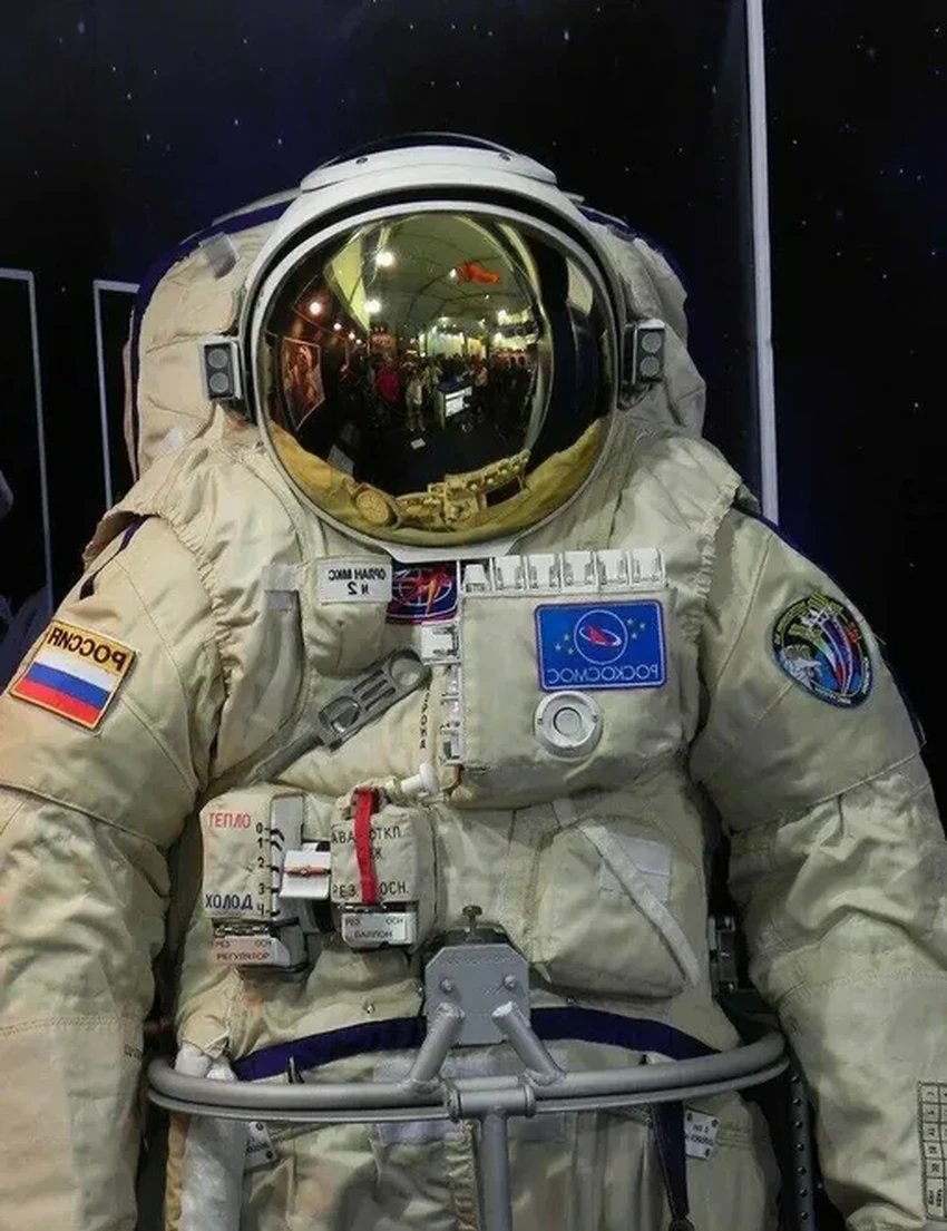 Зеркало на скафандре: зачем космонавту смотреть на рукав в космосе