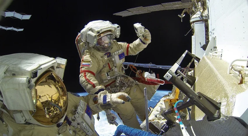 Зеркало на скафандре: зачем космонавту смотреть на рукав в космосе