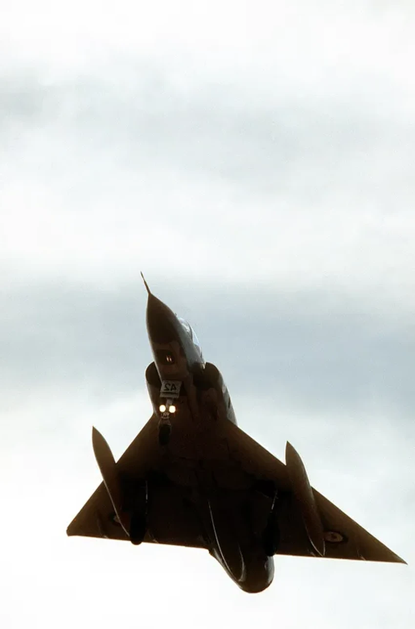 Как летают самолеты без хвоста? Секреты устойчивости бесхвостых лайнеров