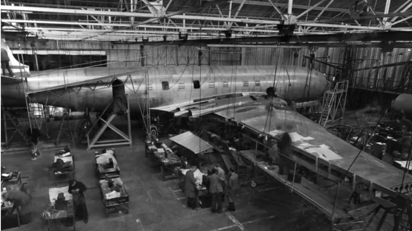 Почему первый реактивный лайнер «Комета» разваливался в воздухе: история квадратных окон