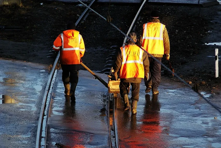 Секрет странной тележки: как железнодорожники таскают 300 кг