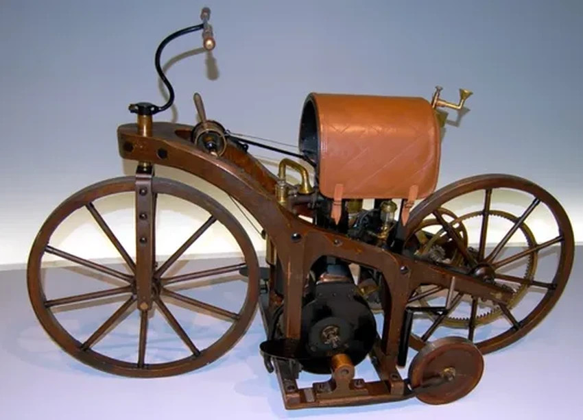 История первого мотоцикла: от парового велосипеда до легенды