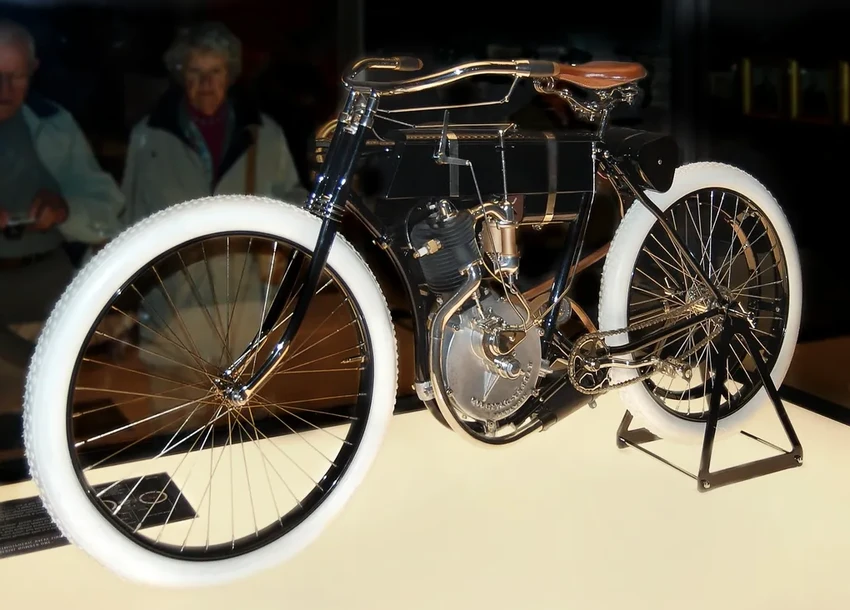 История первого мотоцикла: от парового велосипеда до легенды