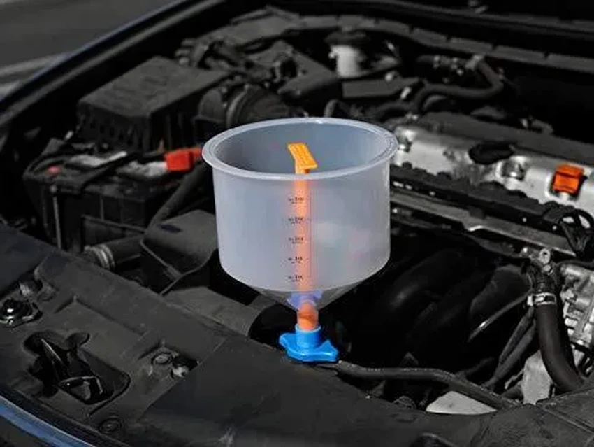 Пролили антифриз на двигатель: это опасно и что нужно делать сразу