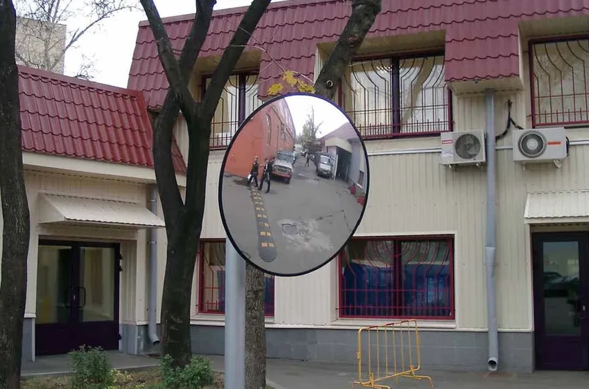 Выпуклые зеркала на дорогах: как они работают и почему их должно быть больше