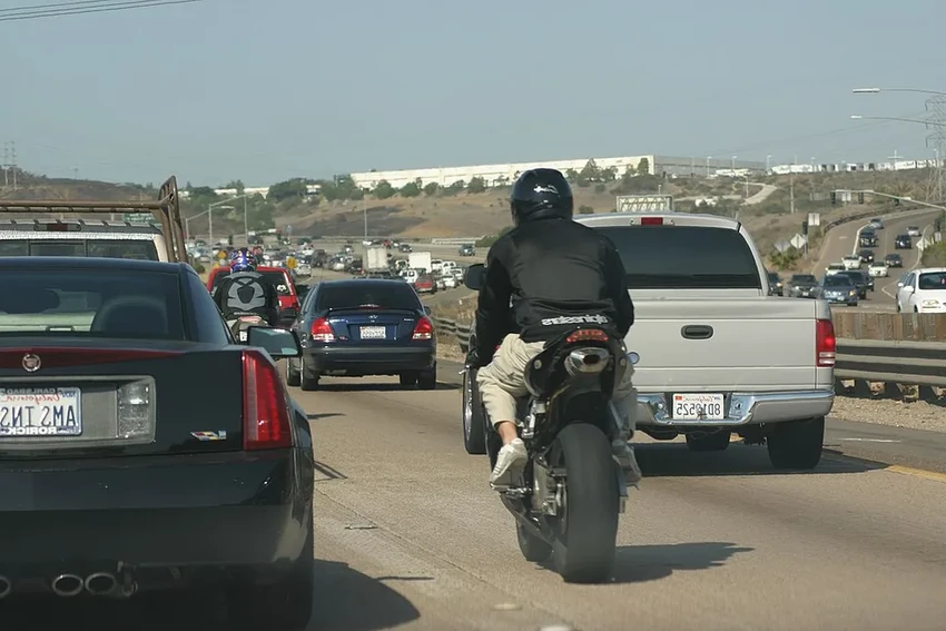 Мотоцикл между полос: что говорит закон и как избежать штрафа