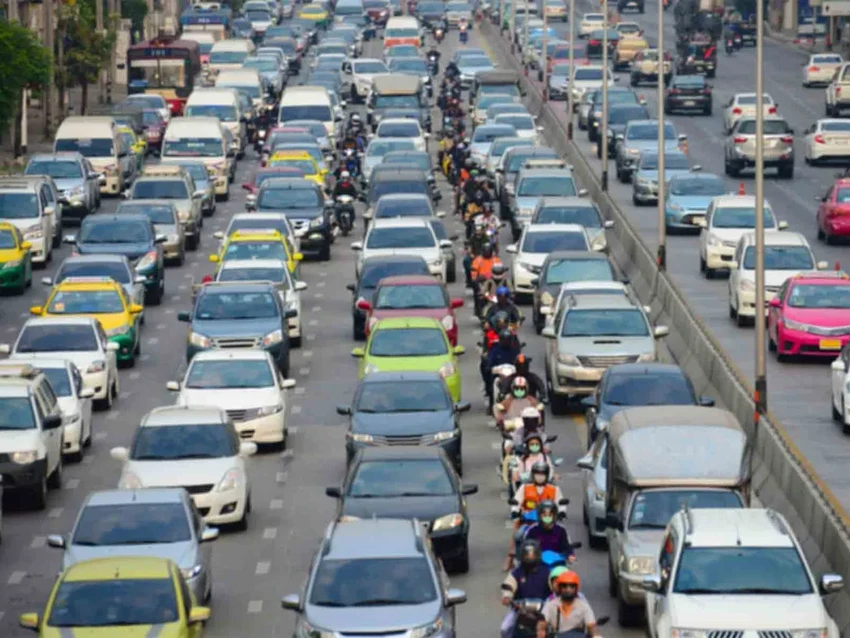 Мотоцикл между полос: что говорит закон и как избежать штрафа