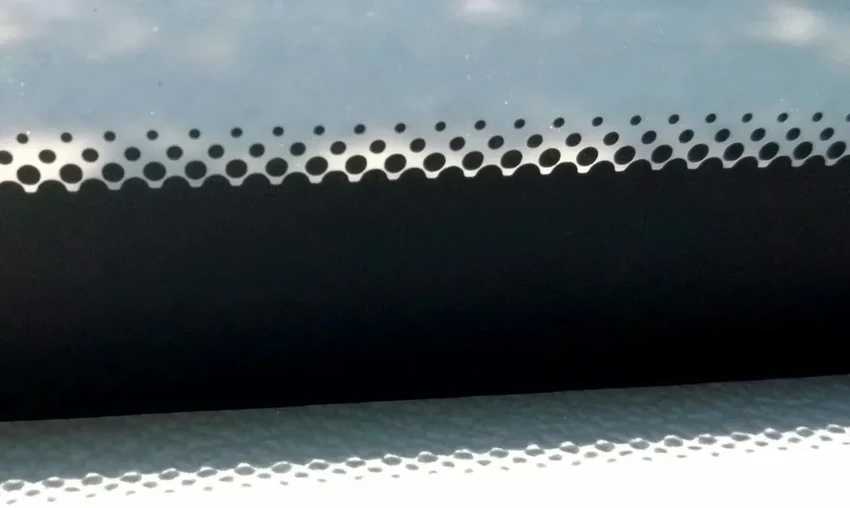 Зачем на стекле автомобиля черные точки? Секрет их назначения