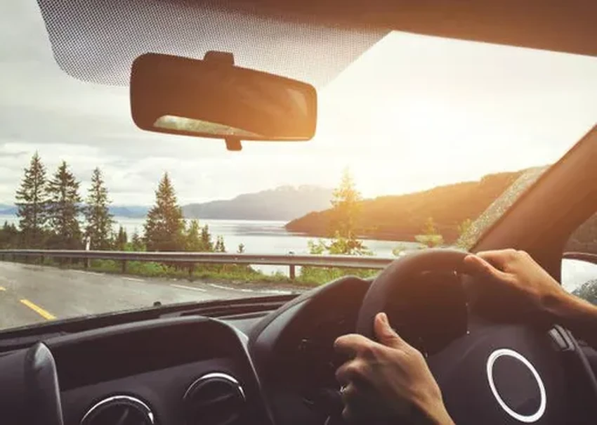 Зачем на стекле автомобиля черные точки? Секрет их назначения